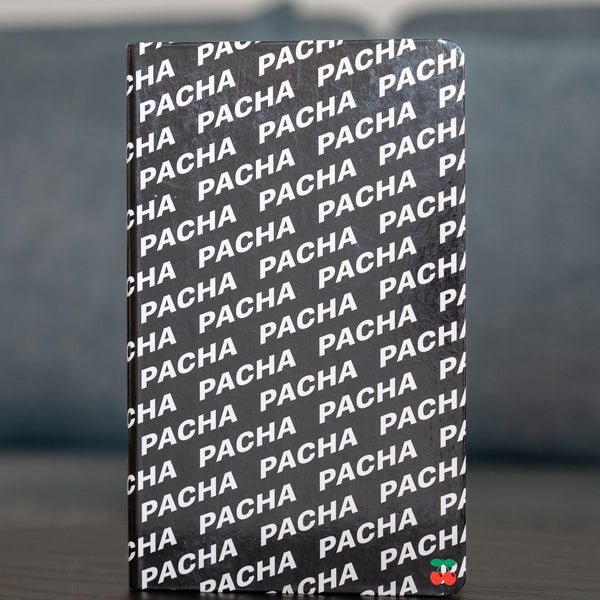 Pacha em todo o caderno